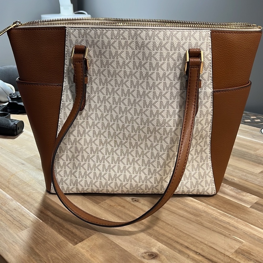 [Michael Kors] Charlotte Large Logo And Leather Top-Zip Tote Bag - Picture 3 of 7